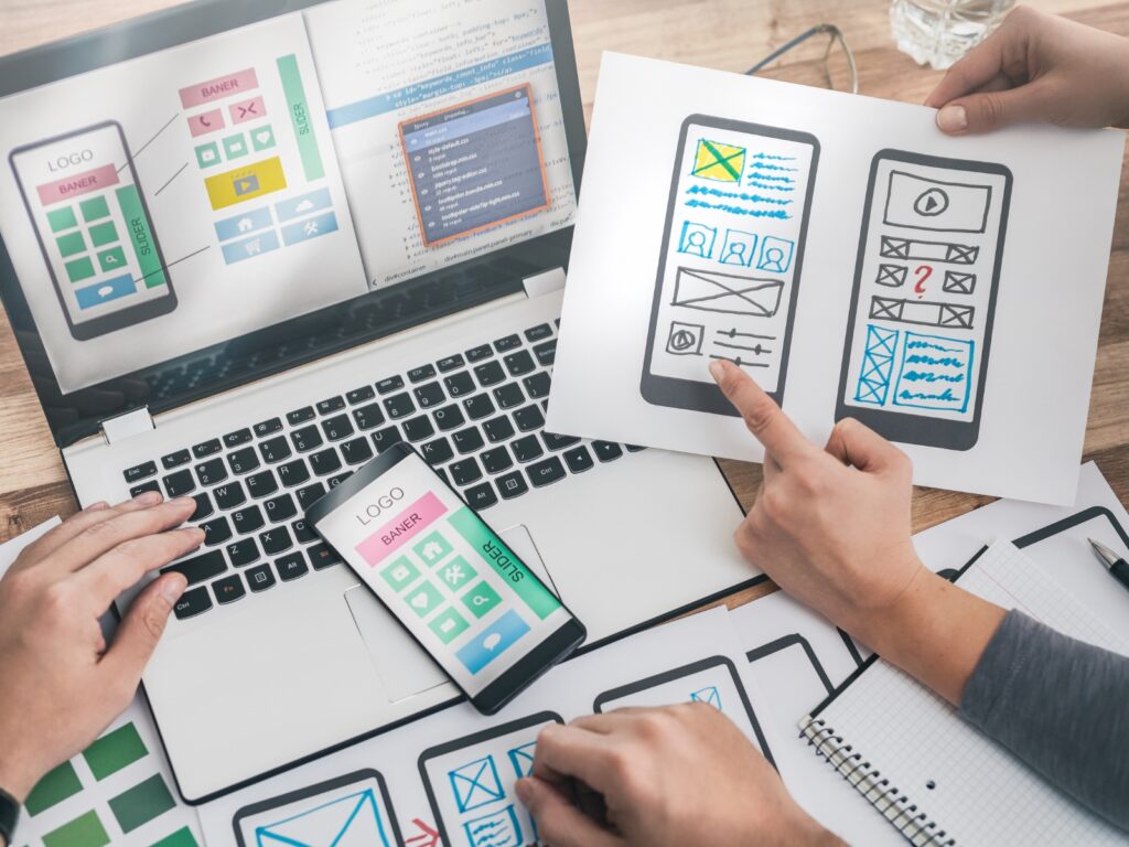 予算に合わせてWebサイトデザインを決めている様子